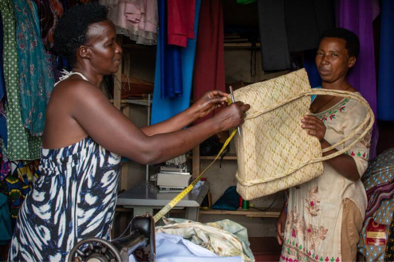 Seeds & Stories artisans measure a handbag.